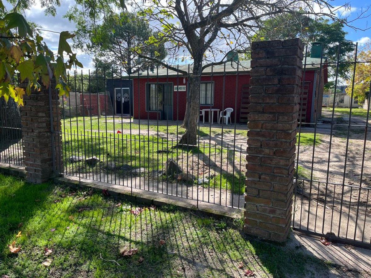 Venta de 2 casas y un local en Pinamar sur, 4 dormitorios, estufa a leña
