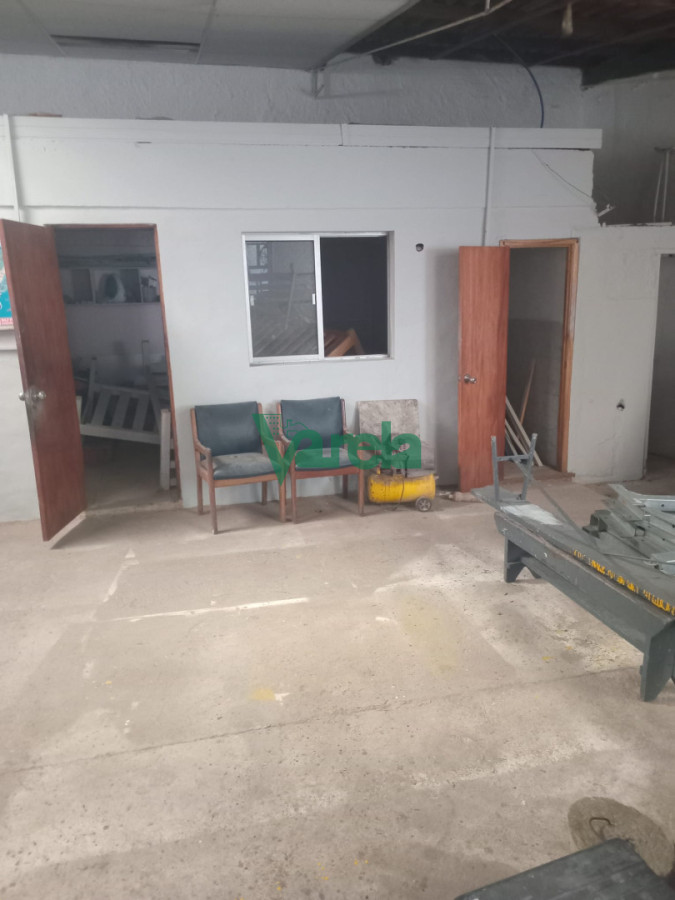 Local Comercial ID.22920 - Galpon en venta con amplio terreno y muy buen punto