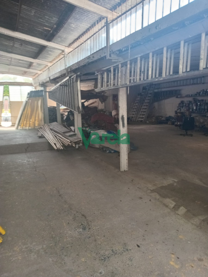 Local Comercial ID.22920 - Galpon en venta con amplio terreno y muy buen punto