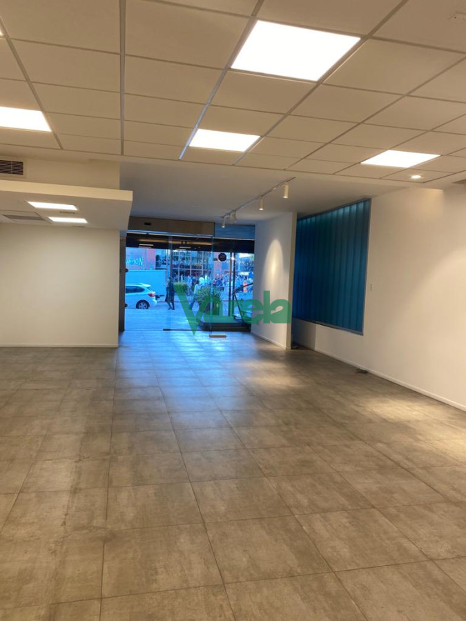 Local Comercial ID.22093 - Local en venta Punta Carretas, 2 baños, cocina, 4 garages