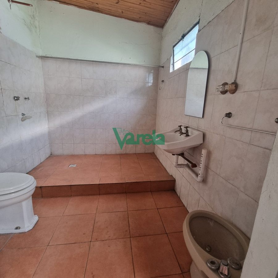Local Comercial ID.22018 - Venta de galpon con casa de 2 dorm Camino Maldonado a metros