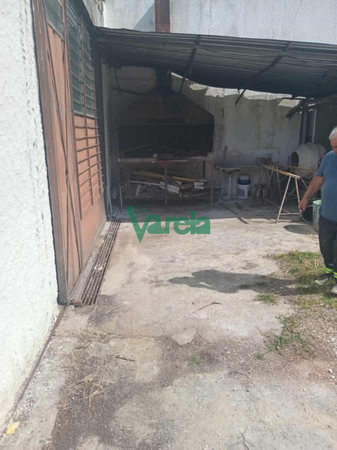 Local Comercial ID.22920 - Galpon en venta con amplio terreno y muy buen punto
