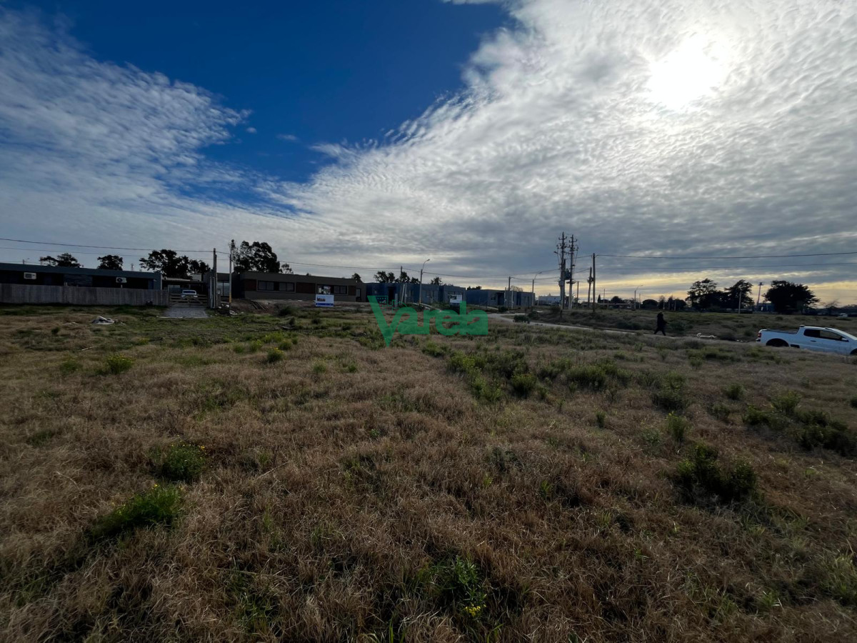 Terreno ID.22323 - Venta terreno lagomar , saneamiento . Ideal desarrollador .