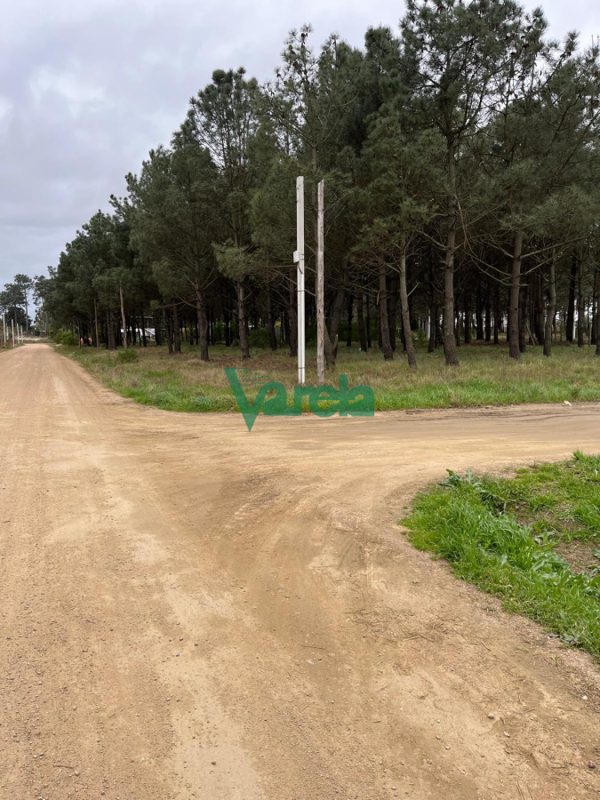 Terreno ID.21937 - Venta Terreno Solymarr, entrega $ 200.000 más comisión, más cuotas de 16 UR de 400 m2