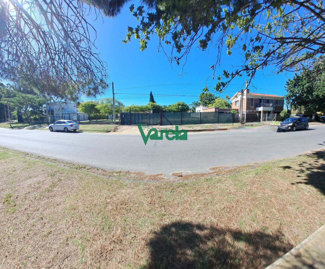 Terreno ID.22064 - Venta deTerreno en Atlantida a pocos metros de playa, sobre Avenida.