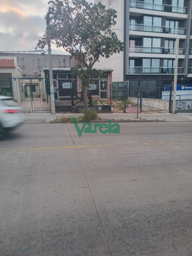 Terreno ID.22639 - Venta de terreno en Buceo, con altura, sobre Rivera esquina Comercio