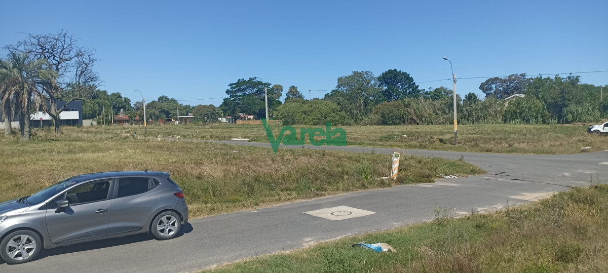 Terreno ID.21159 -   Venta  Terrenos altos y parejos. Lagomar . Hay con 20 m de frente. Suc Shangrila