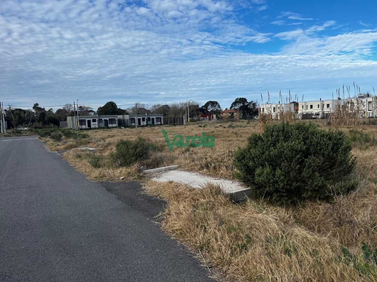 Terreno ID.22323 - Venta terreno lagomar , saneamiento . Ideal desarrollador .