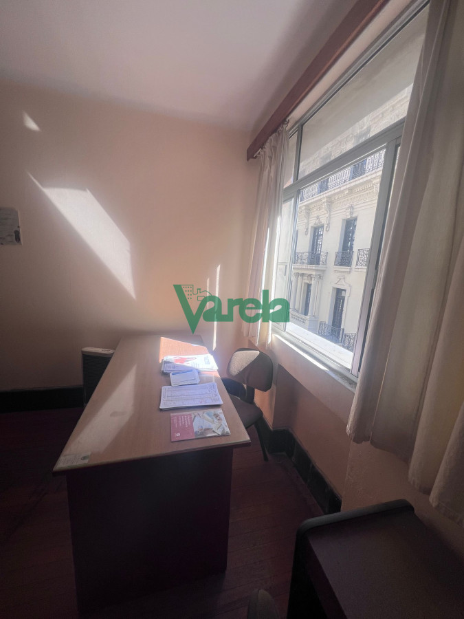 Oficina ID.22538 - Venta Oficina Cerca de Todo Ciudad Vieja Luz y Agua En Gastos Comunes