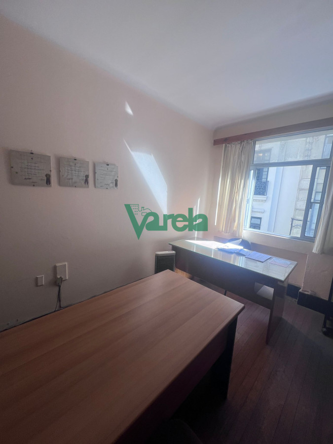 Oficina ID.22538 - Venta Oficina Cerca de Todo Ciudad Vieja Luz y Agua En Gastos Comunes
