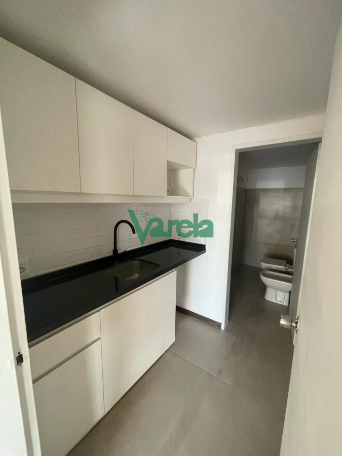 Oficina ID.22248 - VENTA Oficina, Cuidad Vieja,75 m2 ,baño, cocina, luminosa, todo a nuevo!!!