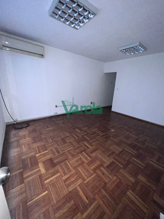 Oficina ID.20842 - Venta Centro Oficinas, todas la frente,  700 m2,17 baños!!!!
