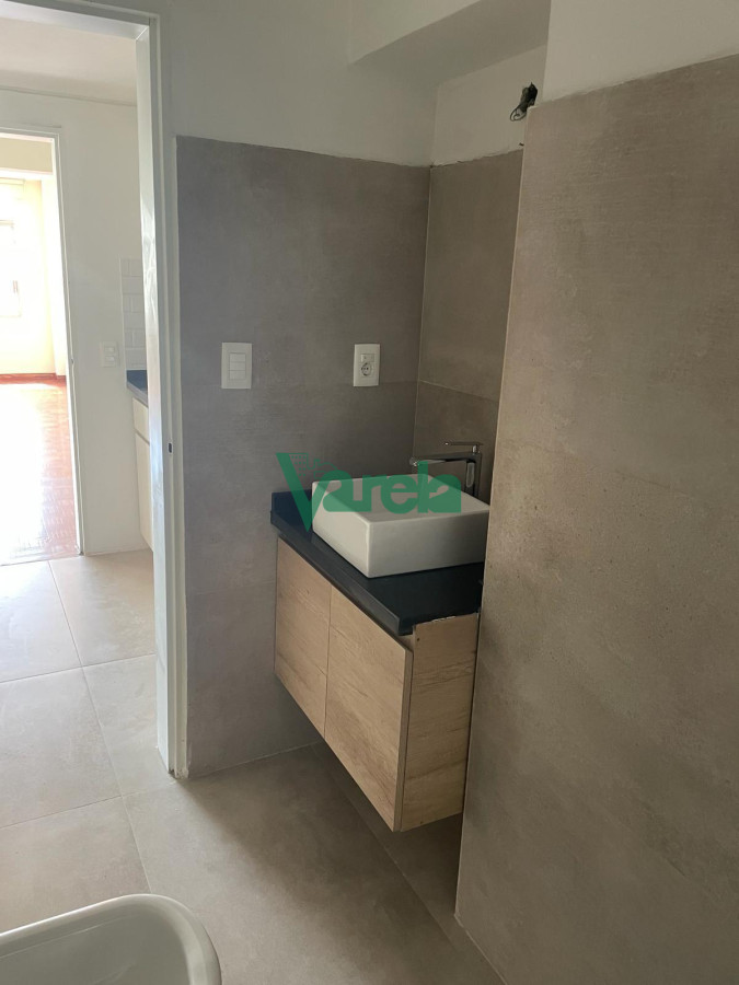 Oficina ID.22248 - VENTA Oficina, Cuidad Vieja,75 m2 ,baño, cocina, luminosa, todo a nuevo!!!