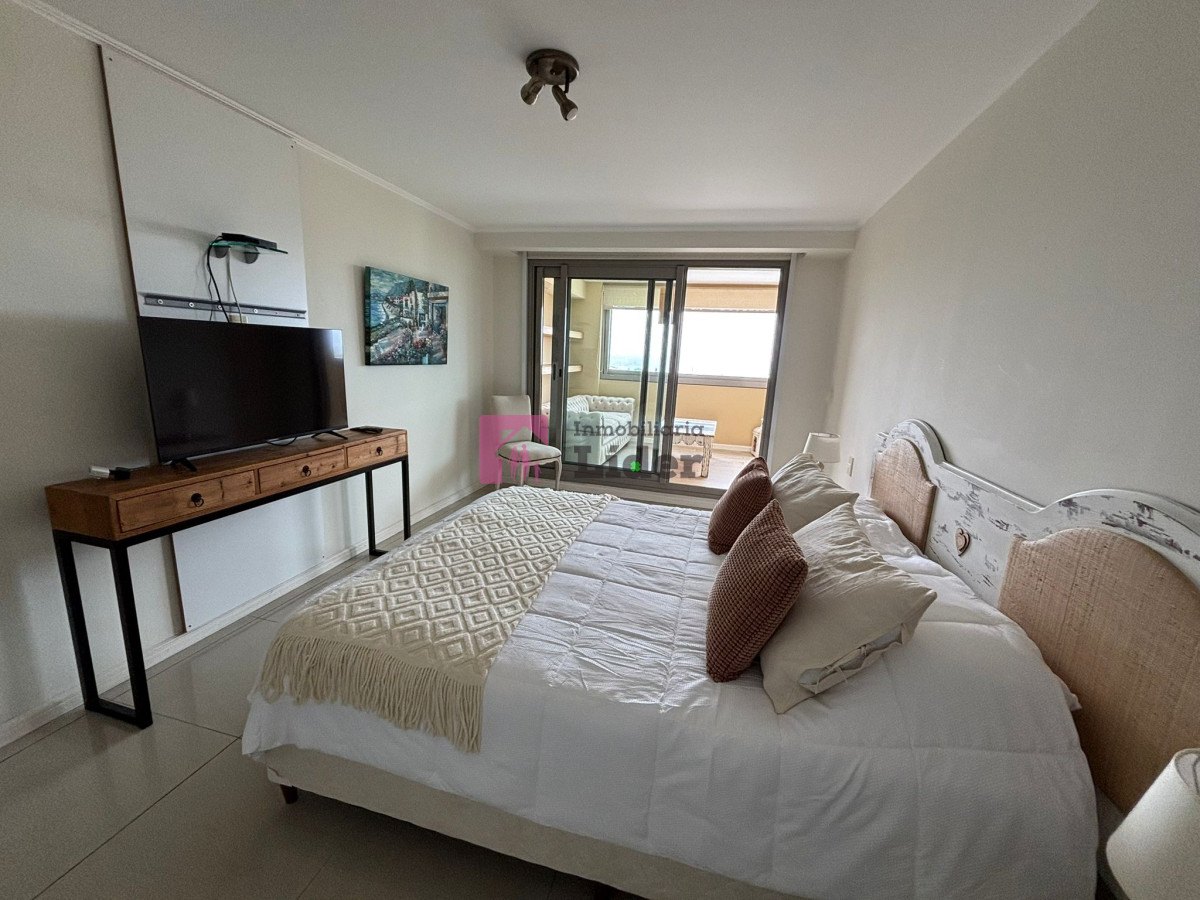 Apartamento ID.591 - HERMOSO APTO FRENTE A LOS DEDOS! EXCELENTE PUNTO!