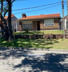 Casa De 3 Dormitorios Con Garaje En Sayago