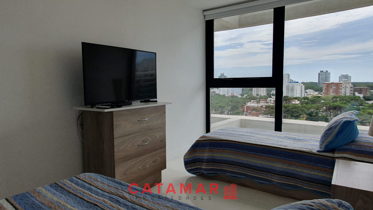 Apartamento ID.229 - Venta departamento tres dormitorios en suite importante torre zona Mansa Punta del este