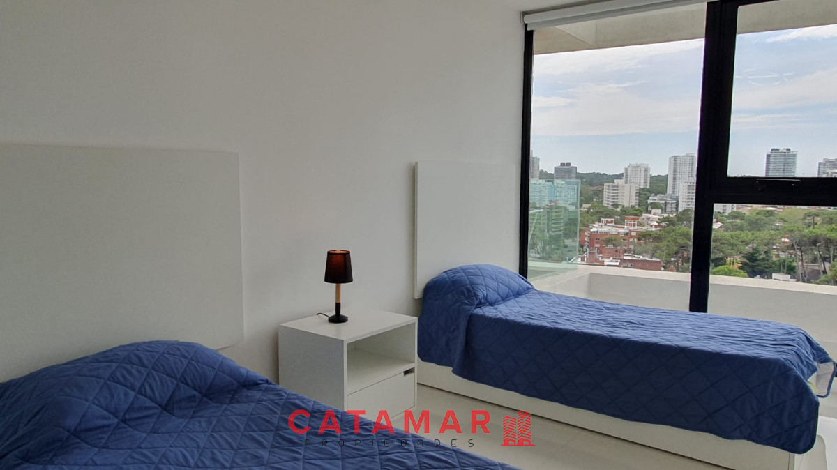 Apartamento ID.229 - Venta departamento tres dormitorios en suite importante torre zona Mansa Punta del este