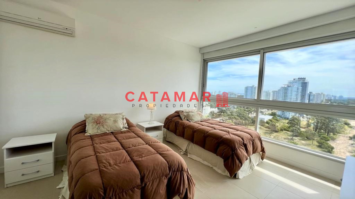 Apartamento ID.476 - Le Parc II dos dormitorios en suite habitación de servicio Playa Brava Punta del Este