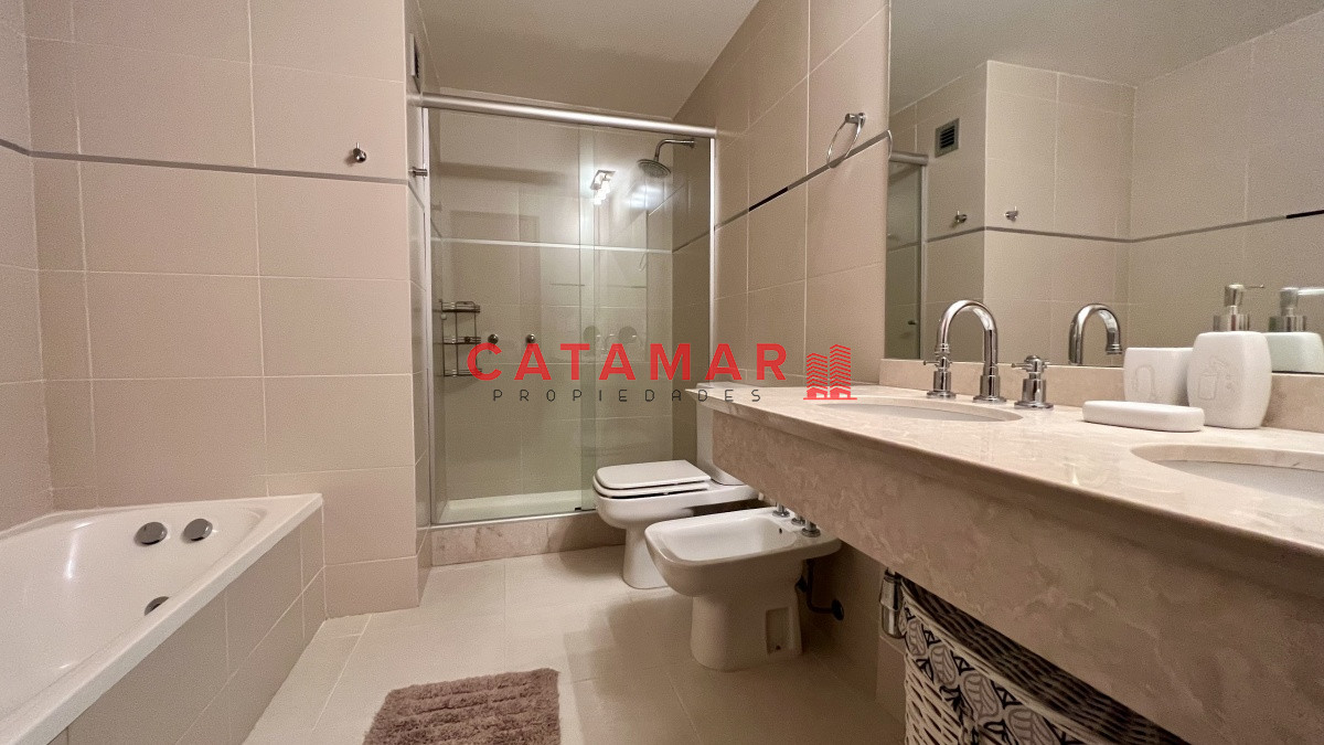 Apartamento ID.490 - Departamento dos dormitorios vista al mar Playa Mansa Punta del Este