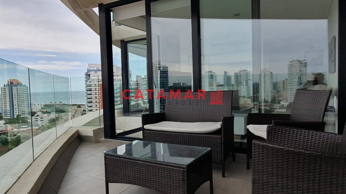 Apartamento ID.229 - Venta departamento tres dormitorios en suite importante torre zona Mansa Punta del este