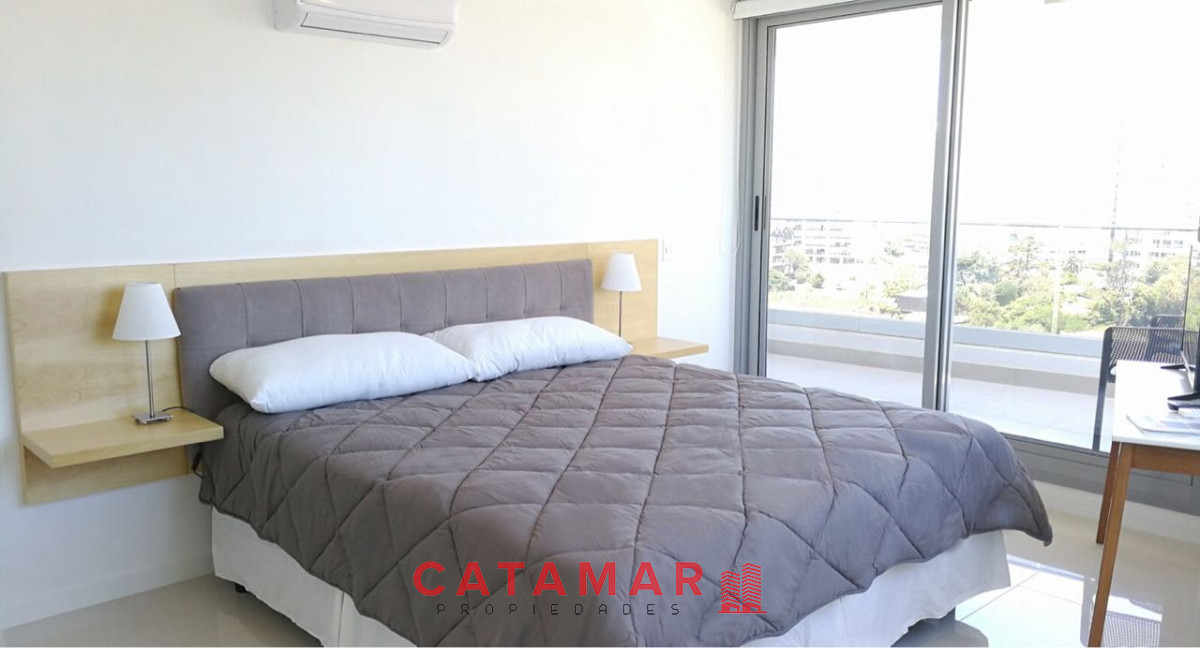 Apartamento ID.497 - Departamento de dos dormitorios habitación de servicio lavadero Torre Esmeralda Playa Brava Punta del Este.