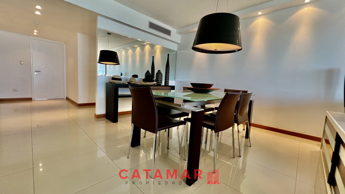 Apartamento ID.616 - Departamento tres dormitorios mas dependencia de servicio frente al mar edificio Tiburón 3 Playa Brava Punta del Este 