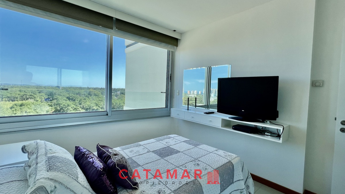 Apartamento ID.616 - Departamento tres dormitorios mas dependencia de servicio frente al mar edificio Tiburón 3 Playa Brava Punta del Este 