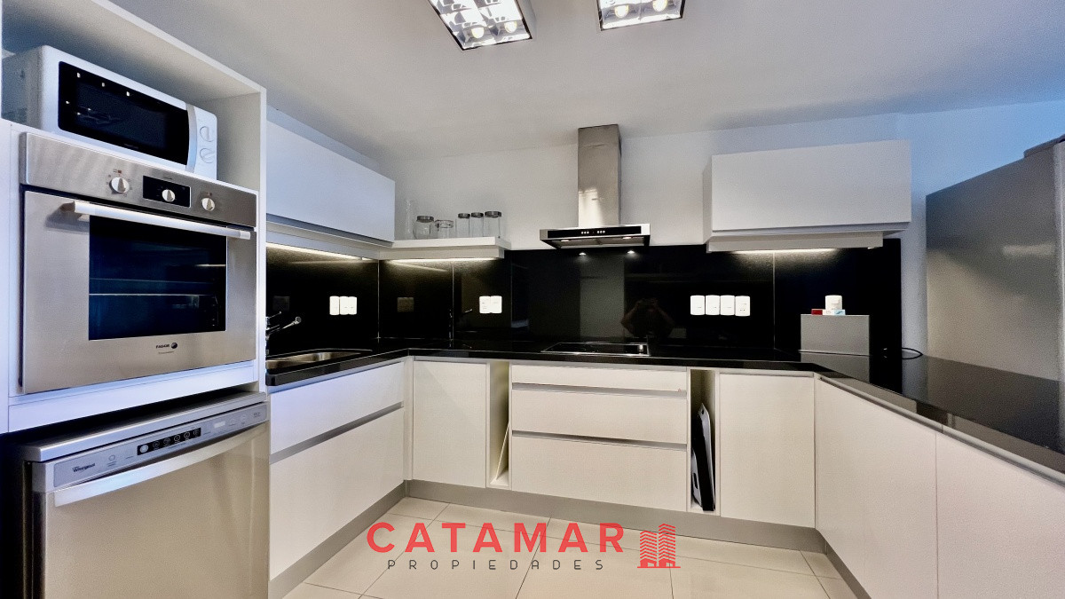Apartamento ID.616 - Departamento tres dormitorios mas dependencia de servicio frente al mar edificio Tiburón 3 Playa Brava Punta del Este 