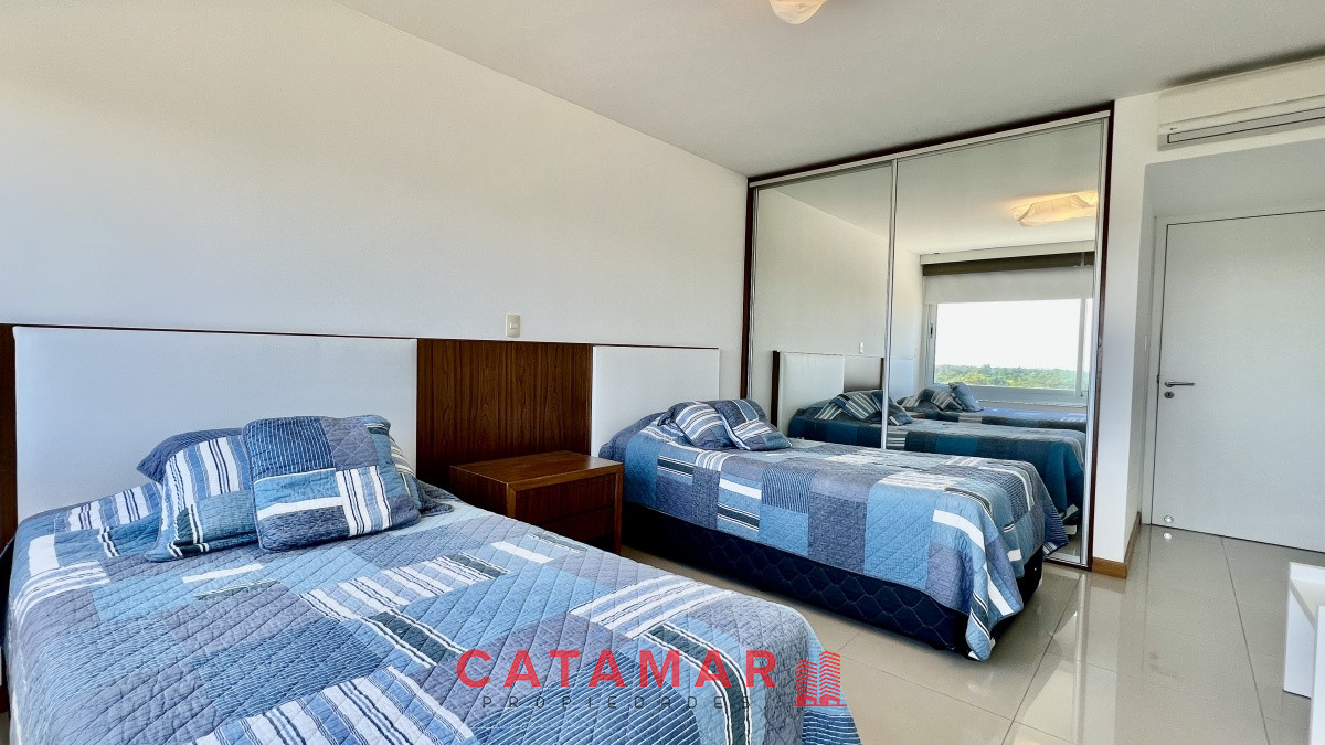 Apartamento ID.616 - Departamento tres dormitorios mas dependencia de servicio frente al mar edificio Tiburón 3 Playa Brava Punta del Este 