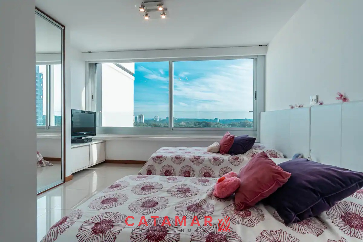Apartamento ID.654 - Departamento Tiburon de tres dormitorios mas dependencia Playa Brava Punta del Este