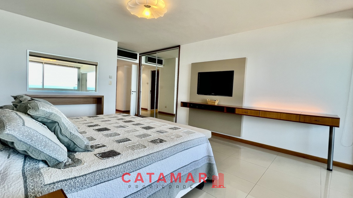 Apartamento ID.616 - Departamento tres dormitorios mas dependencia de servicio frente al mar edificio Tiburón 3 Playa Brava Punta del Este 