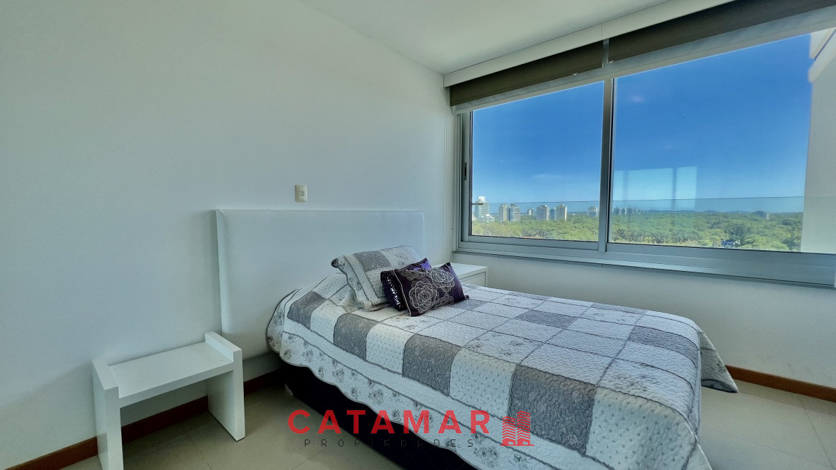 Apartamento ID.616 - Departamento tres dormitorios mas dependencia de servicio frente al mar edificio Tiburón 3 Playa Brava Punta del Este 