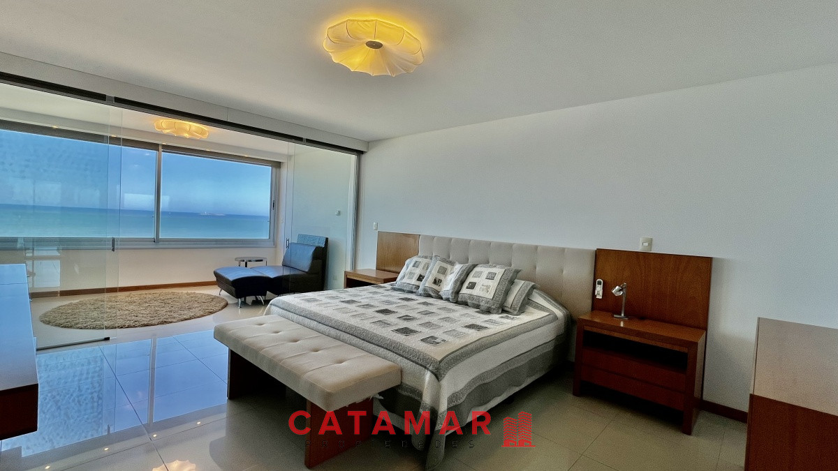 Apartamento ID.616 - Departamento tres dormitorios mas dependencia de servicio frente al mar edificio Tiburón 3 Playa Brava Punta del Este 
