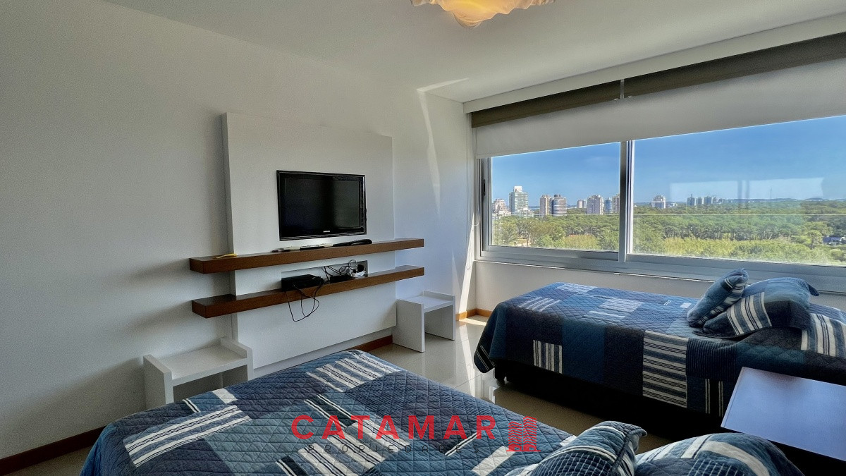 Apartamento ID.616 - Departamento tres dormitorios mas dependencia de servicio frente al mar edificio Tiburón 3 Playa Brava Punta del Este 
