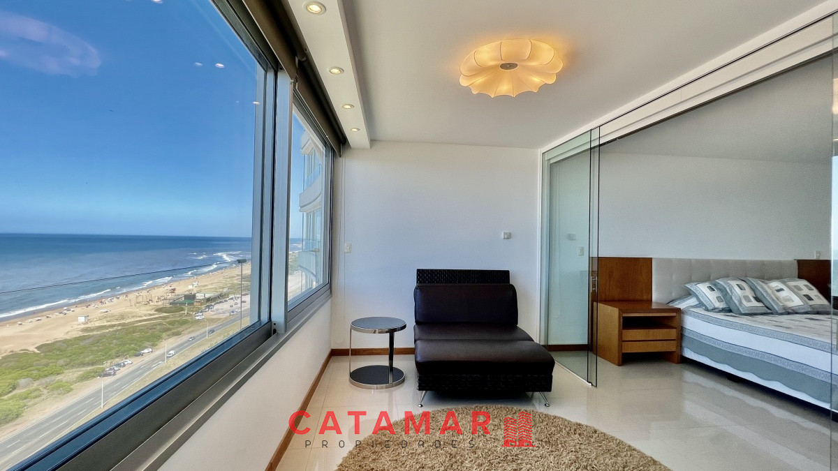 Apartamento ID.616 - Departamento tres dormitorios mas dependencia de servicio frente al mar edificio Tiburón 3 Playa Brava Punta del Este 