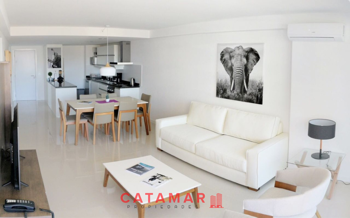 Apartamento ID.497 - Departamento de dos dormitorios habitación de servicio lavadero Torre Esmeralda Playa Brava Punta del Este.