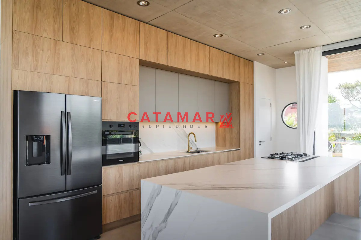 Casa ID.712 - Casa tres dormitorios dos baños toillete piscina La Barra Punta del Este