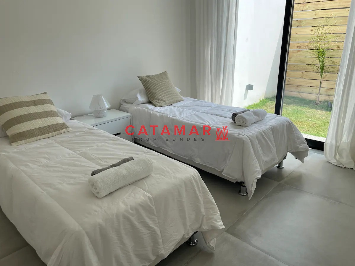 Casa ID.712 - Casa tres dormitorios dos baños toillete piscina La Barra Punta del Este