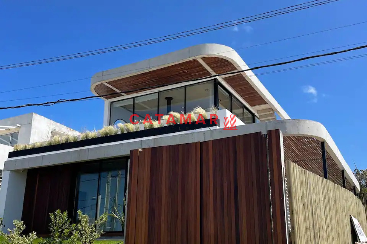 Casa ID.712 - Casa tres dormitorios dos baños toillete piscina La Barra Punta del Este