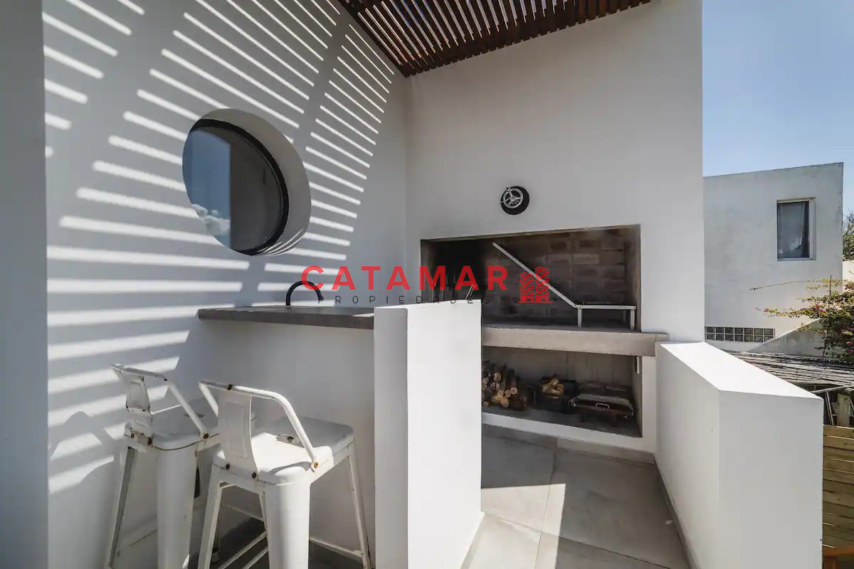 Casa ID.712 - Casa tres dormitorios dos baños toillete piscina La Barra Punta del Este