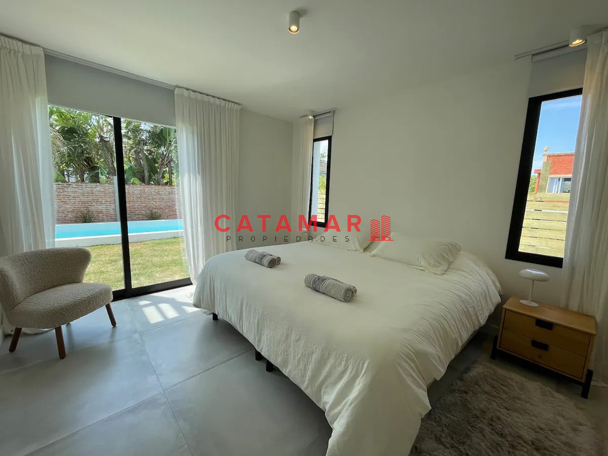 Casa ID.712 - Casa tres dormitorios dos baños toillete piscina La Barra Punta del Este