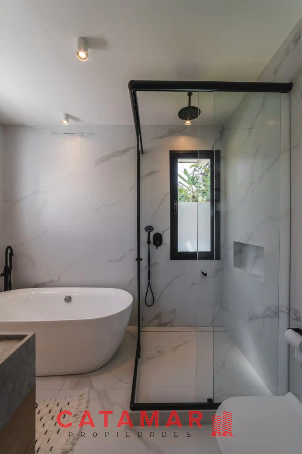 Casa ID.712 - Casa tres dormitorios dos baños toillete piscina La Barra Punta del Este