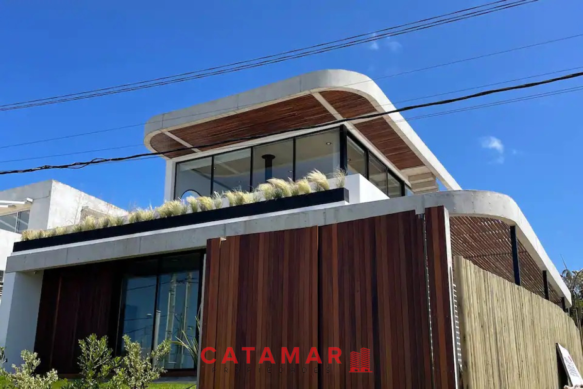 Casa ID.712 - Casa tres dormitorios dos baños toillete piscina La Barra Punta del Este