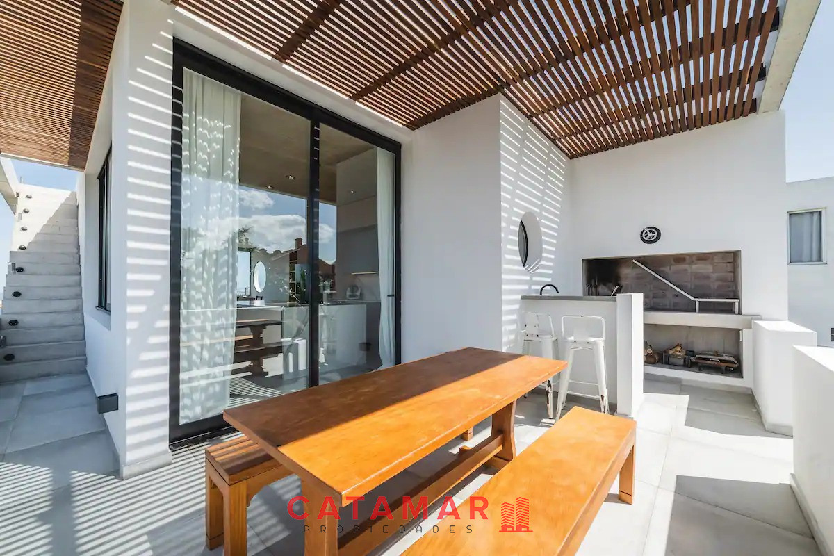 Casa ID.712 - Casa tres dormitorios dos baños toillete piscina La Barra Punta del Este