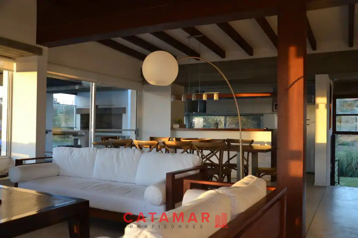 Casa ID.710 - Casa cinco dormitorios piscina garage parrillero Manantiales Punta del Este