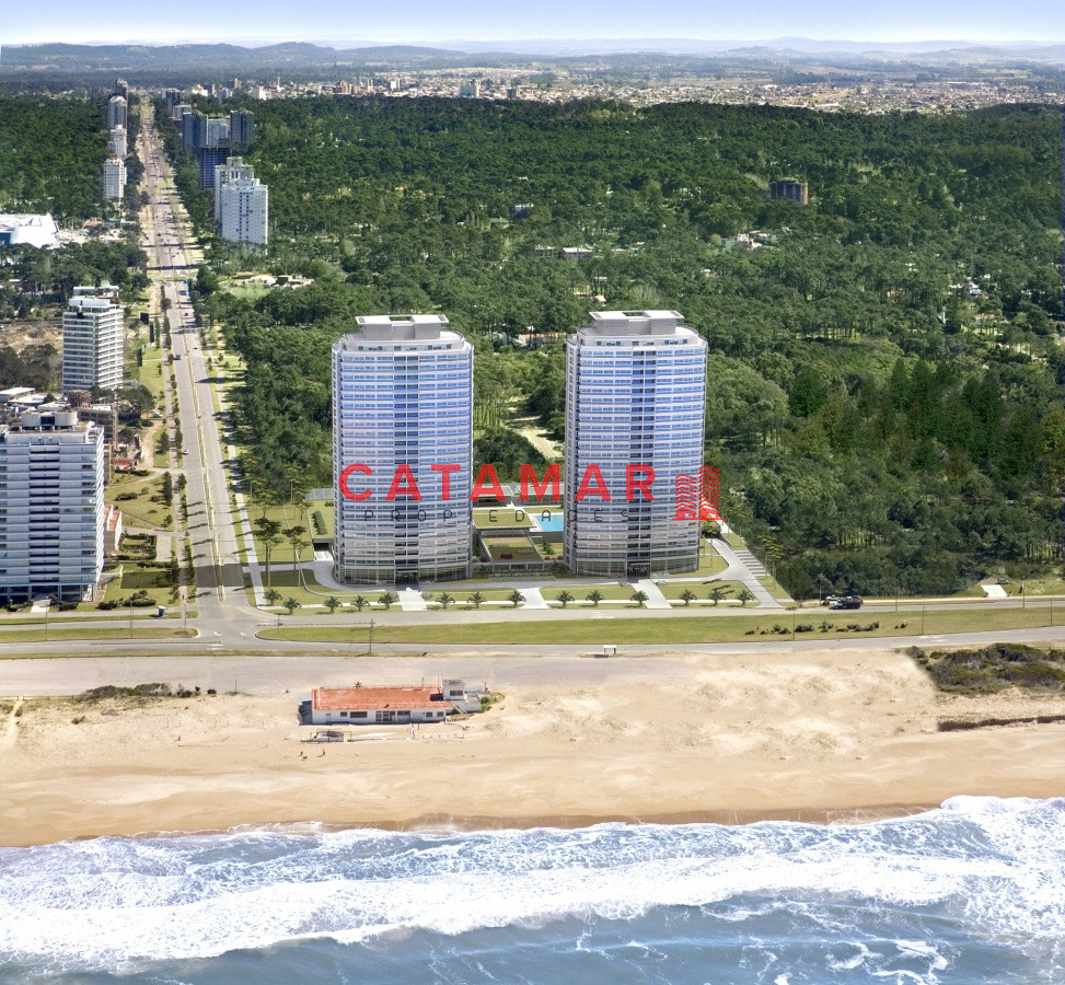 Apartamento ID.476 - Le Parc II dos dormitorios en suite habitación de servicio Playa Brava Punta del Este