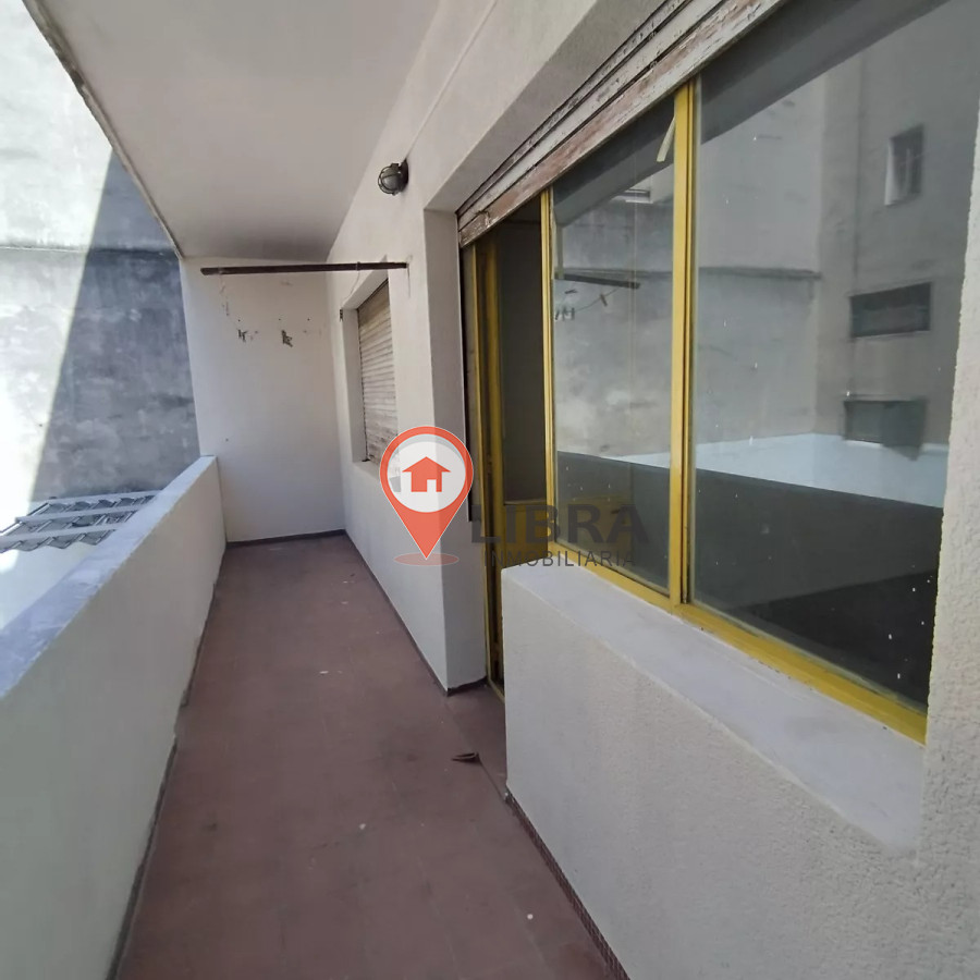 Apartamento ID.8407 - Alquiler Apartamento De 2 Dormitorios Con Balcón En Centro
