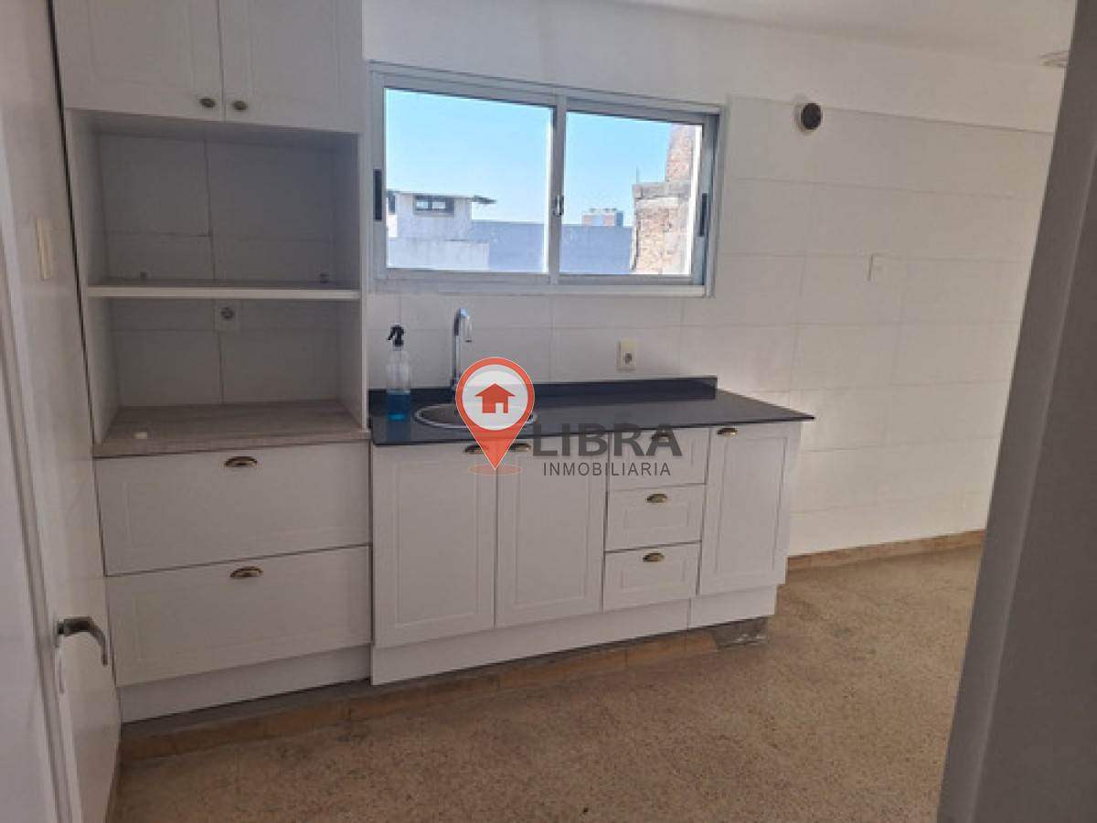 Apartamento ID.10117 - Alquiler Apartamento Tipo Casa Malvín 2 Dormitorios y Garaje Para 2 Autos