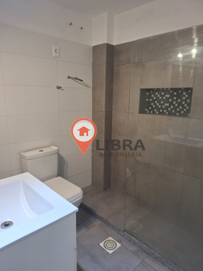 Apartamento ID.10117 - Alquiler Apartamento Tipo Casa Malvín 2 Dormitorios y Garaje Para 2 Autos