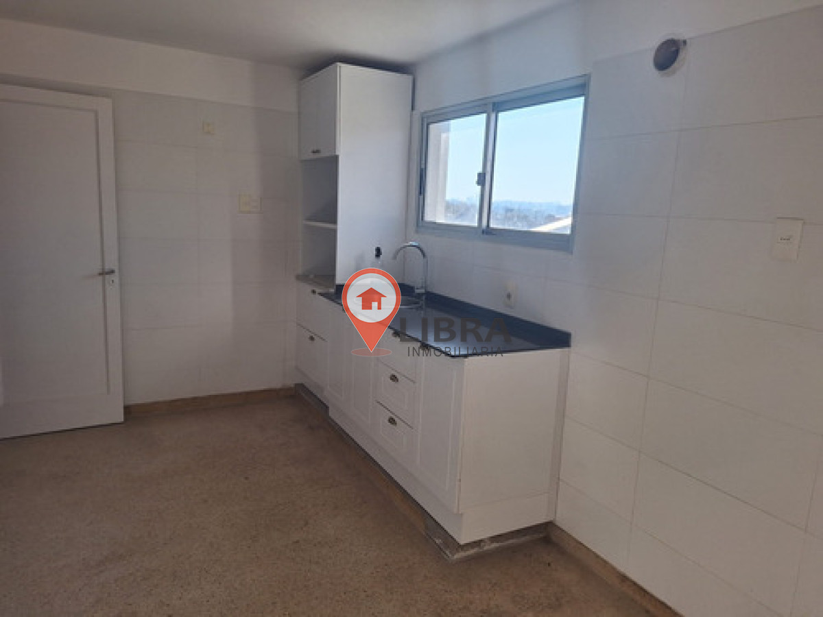Apartamento ID.10117 - Alquiler Apartamento Tipo Casa Malvín 2 Dormitorios y Garaje Para 2 Autos